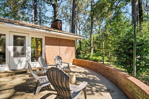 Terrace/patio - Katie's Place-Newly Renovated-Workspace-Pet Friendly-Family Games (Pineville)