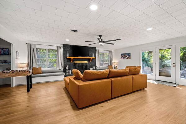 Smart TV, videojuegos, reproductor de DVD y futbolito 