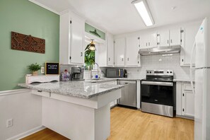 Fridge, microwave, oven, stovetop - Katie's Place-Newly Renovated-Workspace-Pet Friendly-Family Games (Pineville)