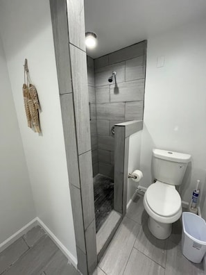 Dusche, HandtĂŒcher, Toilettenpapier