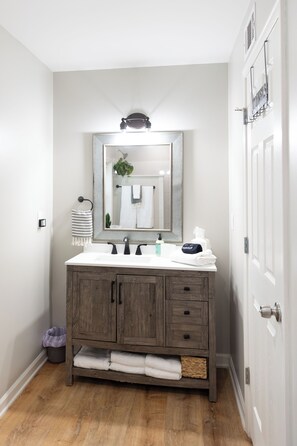 Haartrockner, Handtücher, Toilettenpapier