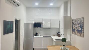 Coffee/tea maker, fridge, microwave, stovetop
