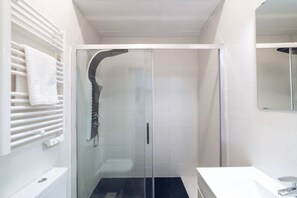 Dusche, Haartrockner, Handtücher, Seife