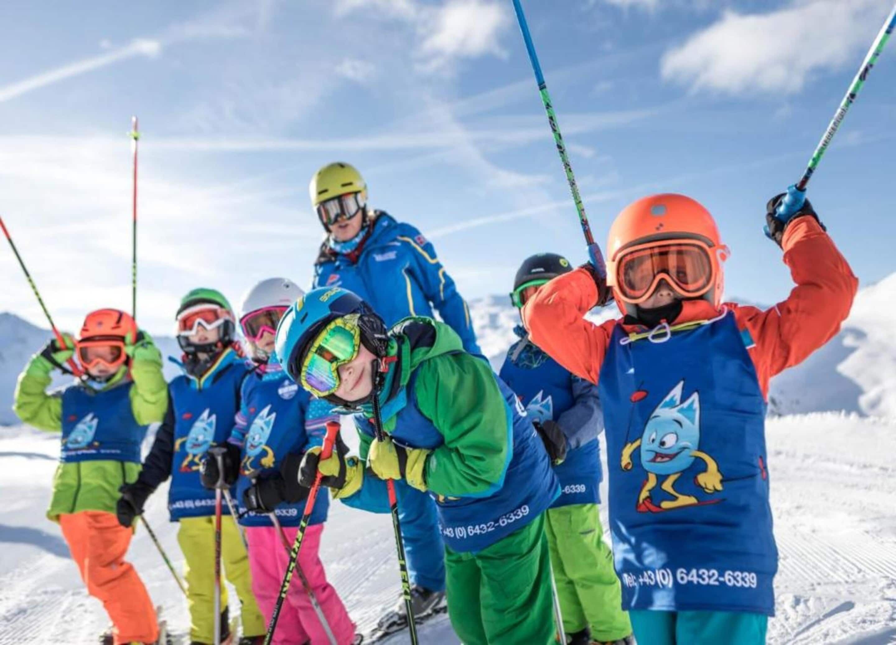 Eine Gruppe von Personen fährt auf einem verschneiten Hang Ski.