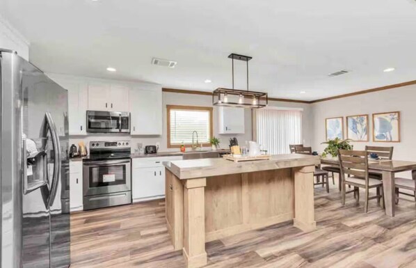 Fridge, microwave, oven, stovetop - Beautiful 3 Bedroom Ranch House in Rosharon (Rosharon)