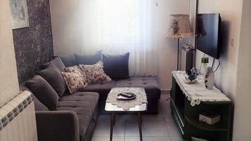Apartment (Classic Two Bedroom Apartment with Te) | Living room | 32-inch flat-screen TV with cable channels