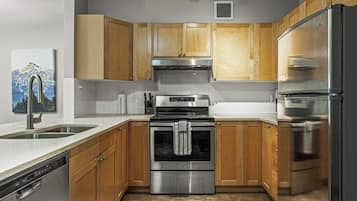 冰箱、微波炉、烤箱、炉灶