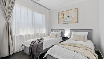 4 bedrooms, desk, WiFi
