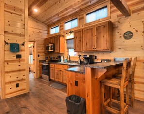 Kylskåp, mikrovågsugn, spishäll och diskmaskin