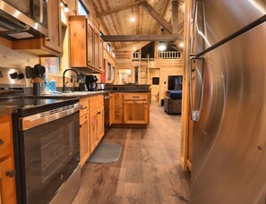 Kjøleskap, mikrobølgeovn, kokeplater og oppvaskmaskin