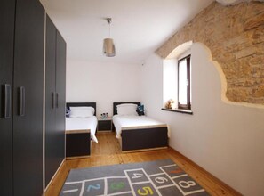 2 chambres, fer et planche à repasser, Wi-Fi, draps fournis