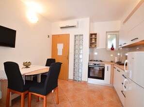 Jääkaappi, liesi, kahvin-/teenkeitin