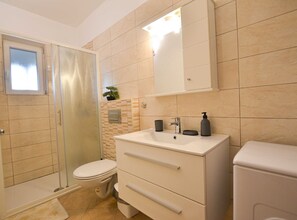 Dusche, Haartrockner, Handtücher