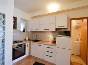 Een koelkast, een kookplaat, een koffiezetapparaat/waterkoker