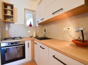 Jääkaappi, liesi, kahvin-/teenkeitin