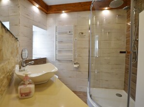 Shower, hair dryer, towels - Urban and Upscale Homes Rovinj Old Town - Classic One Bedroom Apartment (Rovinj)