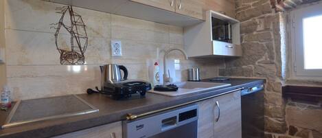 Fridge, stovetop, dishwasher, cookware/dishes/utensils