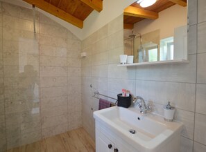 Dusche, Haartrockner, Handtücher