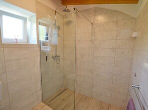 Shower, hair dryer, towels - Lush and Sweet Escape Apartments - Studio Apartment with Terrace (Rovinj)