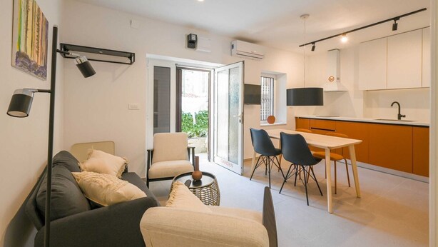 Un appartement moderne comprenant un salon, un coin repas et une cuisine.
