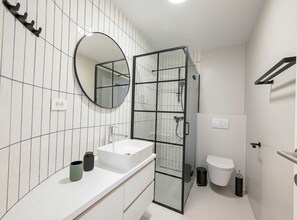 Dusche, Haartrockner, Handtücher