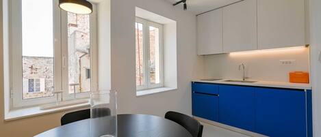 Kühlschrank, Herdplatte, Wasserkocher mit Kaffee-/Teezubehör, Toaster