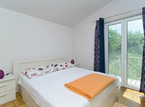 3 bedrooms, iron/ironing board, internet, bed sheets