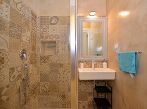 Douche, sèche-cheveux, serviettes fournies