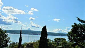 Une vue sur un lac, avec un ciel dégagé et quelques nuages épars.