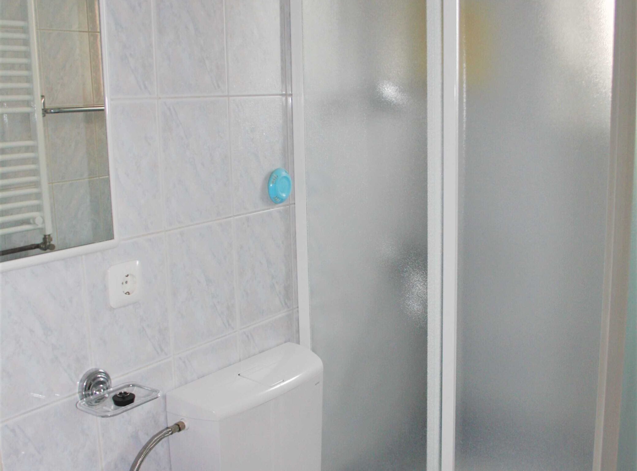 Ein Badezimmer mit Toilette, Waschbecken und Spiegel.