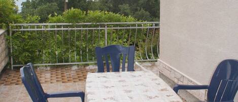 تناول الطعام بالخارج