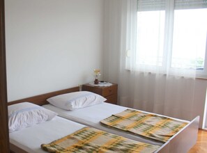 4 bedrooms, WiFi, bed sheets - Spacious Crikvenica Apartments with Sea View and Balcony - Standard Four Bedroom Apartment with Sea View and Balcony (Crikvenica)