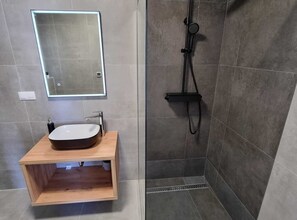 Douche, sèche-cheveux, serviettes fournies