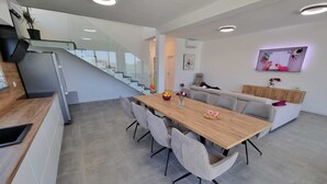 Eine moderne Küche mit Holztischplatte und eingebautem Backofen.