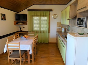 Réfrigérateur, micro-ondes, plaque de cuisson, lave-vaisselle