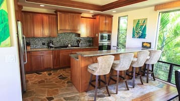 Een koelkast, een magnetron, een oven, een kookplaat