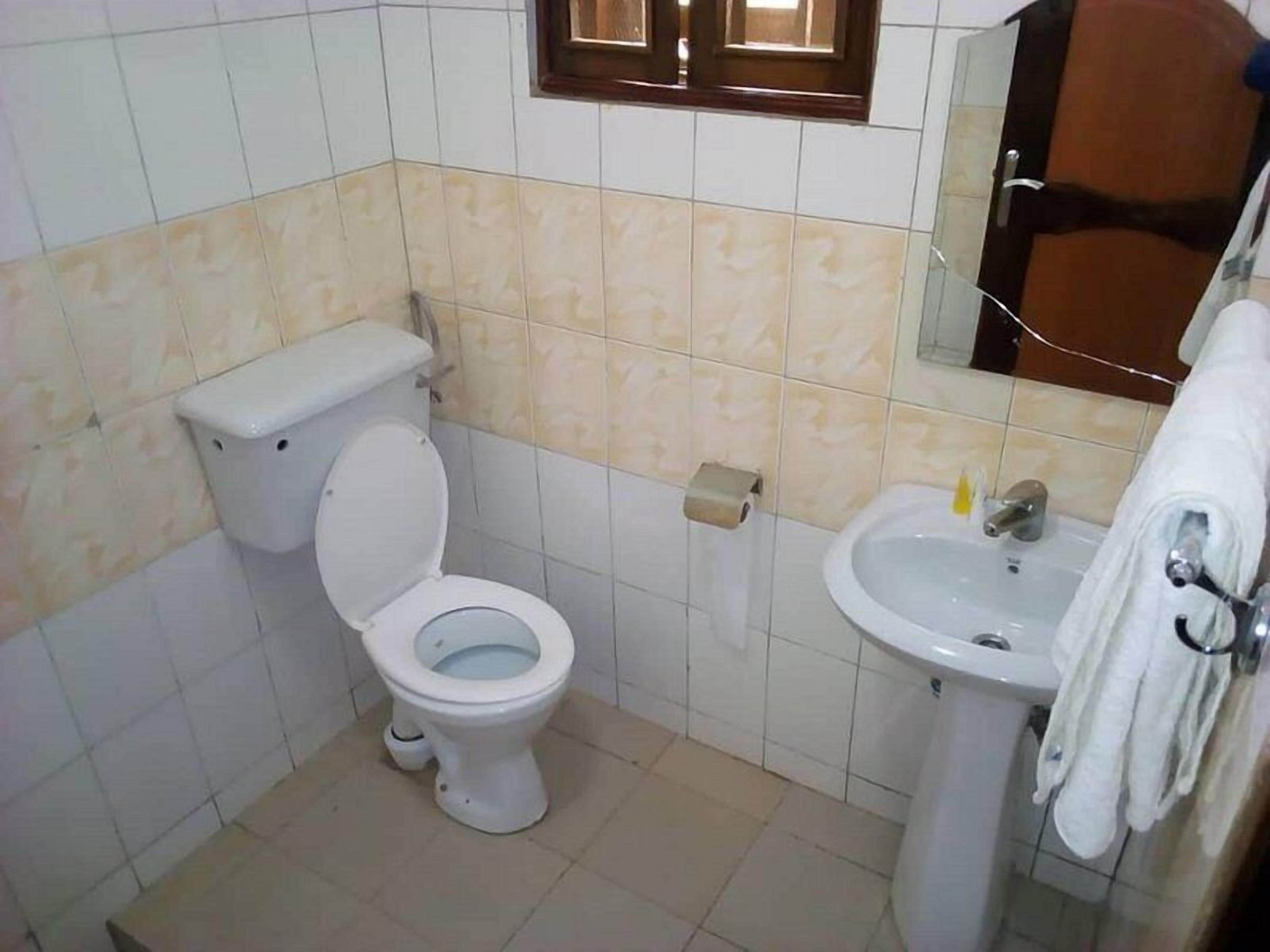 Khăn tắm, xà phòng, dầu gội, giấy vệ sinh 