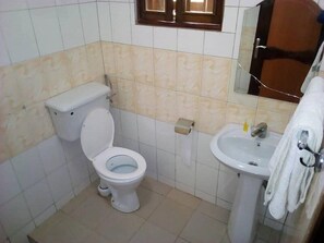 Toallas, jabón, shampoo, papel de baño 