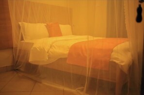 1 habitación, escritorio y espacio para trabajar con laptop 