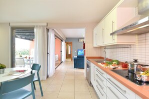 Geladeira, micro-ondas, fogão, cooktop