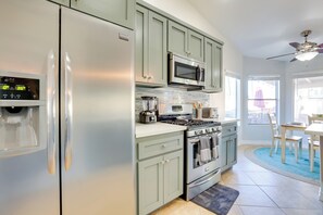 Fridge, microwave, oven, stovetop - Outdoor Oasis & Game Room: Henderson Retreat (Henderson)
