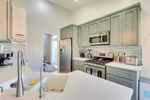 冷蔵庫、電子レンジ、オーブン、コンロ