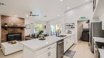 Frigorífico, microondas, horno y placa de cocina