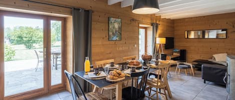 Comfort House, Garden View | Dining room