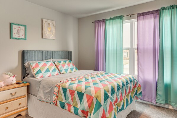 4 habitaciones, escritorio y tabla de planchar con plancha 