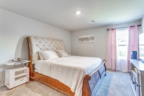 4 bedrooms, desk, iron/ironing board, travel cot