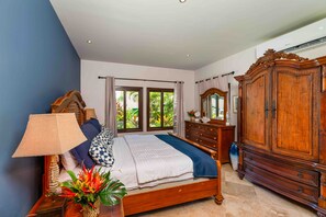 4 bedrooms, desk, iron/ironing board, WiFi - Unique Golf Retreat: Pool ~ Hot Tub ~ Scenic Views (Pristine Bay Roatan,)