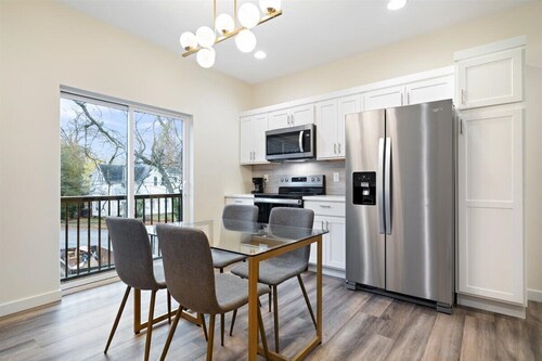 New Boutique Hotel Suite on Haynie's Corner: KING Bed, Parking, Security & More!