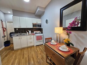 Réfrigérateur, micro-ondes, plaque de cuisson, cafetière/bouilloire