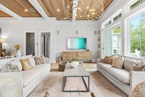 Interior - 30A Beach Bliss by Avantstay Golf Cart + Luxury Private Pool (Santa Rosa Beach)